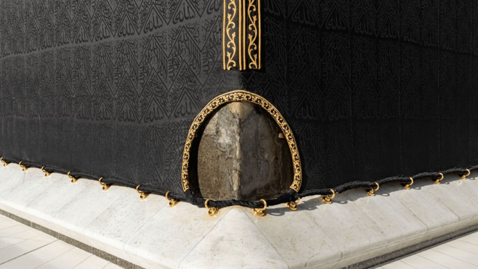 Located in the southwestern corner of the Kaaba, facing Yemen, Rukn Yamani holds significance in the pilgrimage rituals