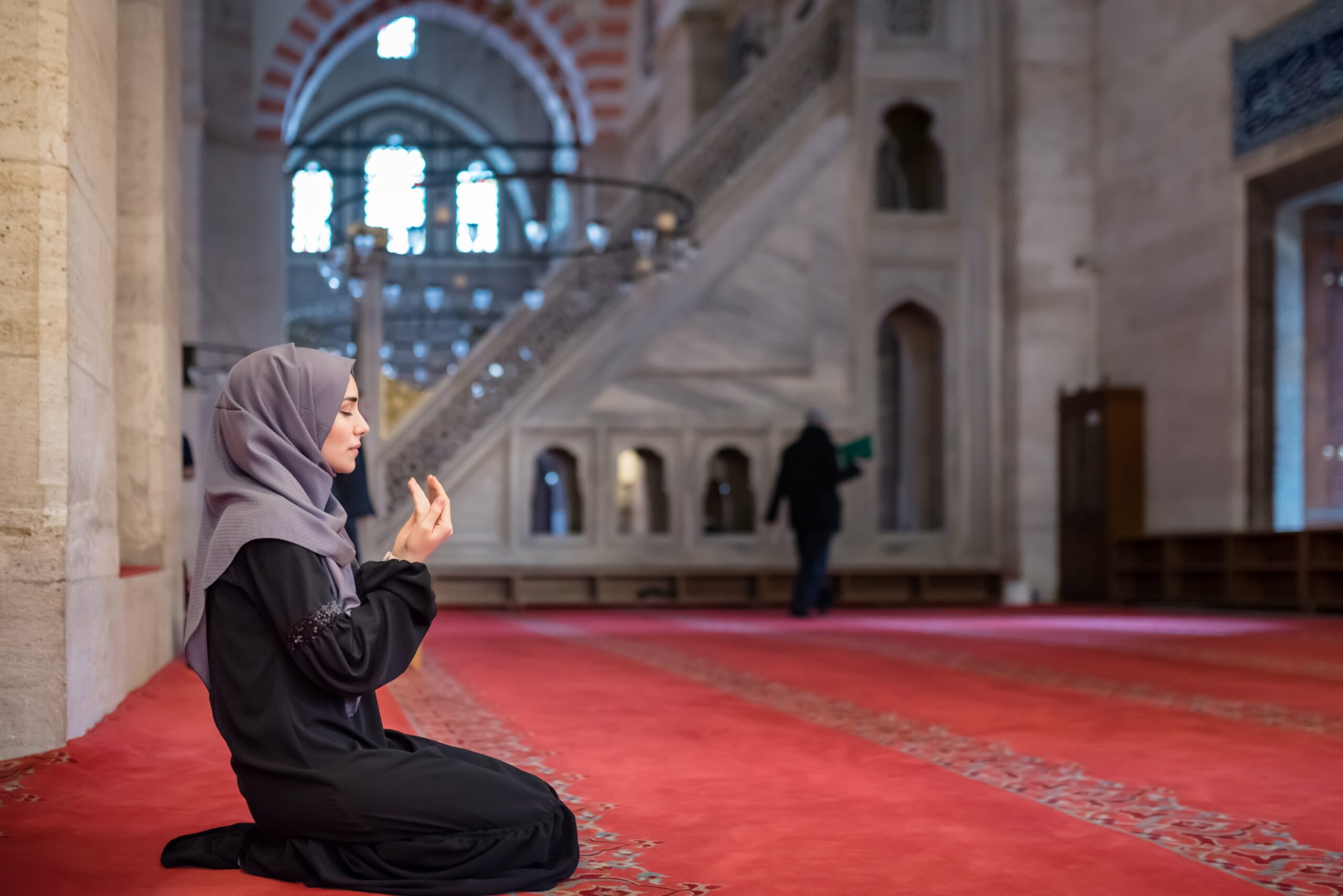 the woman offering dua in a mosque
