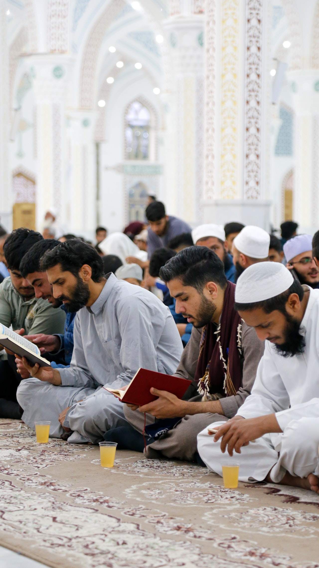Doing Itikaf in the mosque (Photo: Pexels/Mohammad Ramezani)