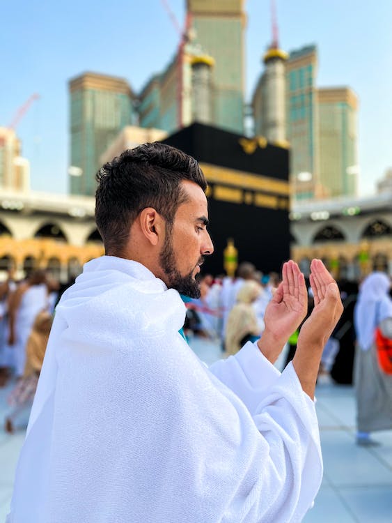 Man praying infront of the Kaaba