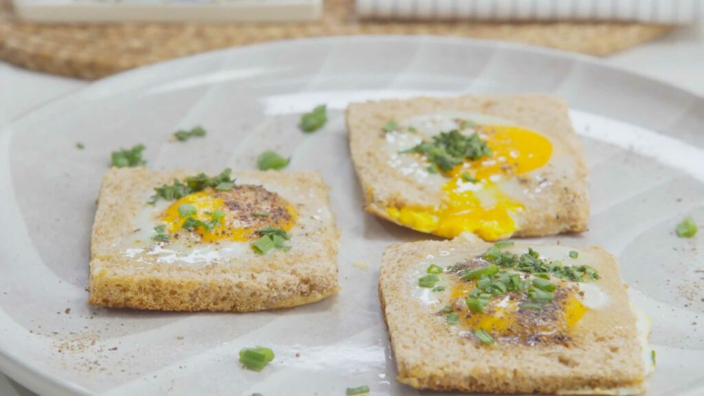 Simple Sahur Recipe - Eggs In Basket