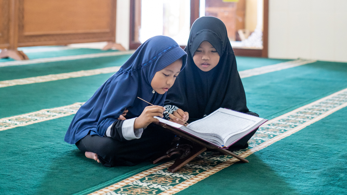 muslim children reading the al quran together